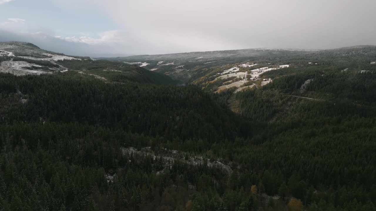 郁郁葱葱的绿色山谷和片片的雪，鸟瞰挪威，宁静的风景视频素材