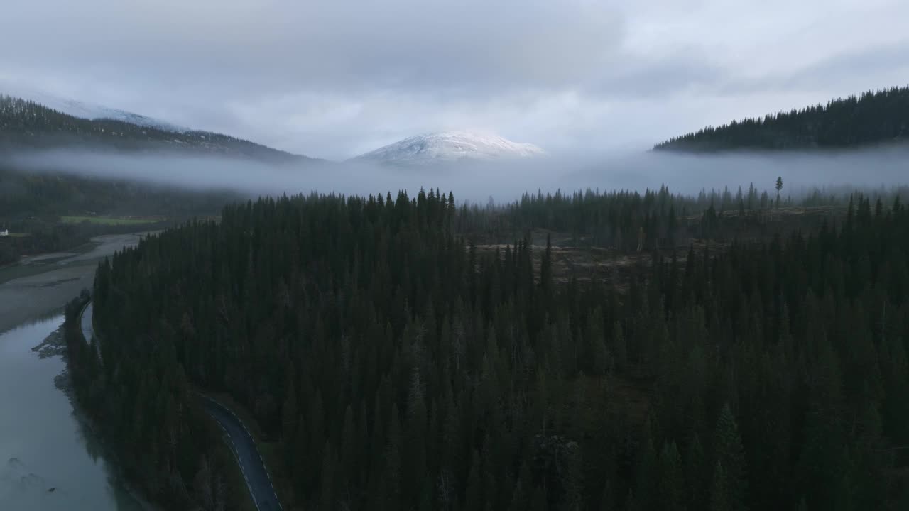 雾蒙蒙的早晨，挪威的罗瓦萨加河，森林和雪山视频素材