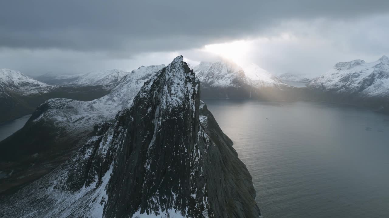 阳光穿透云层，在塞格拉山，森加岛，挪威，鸟瞰图视频素材