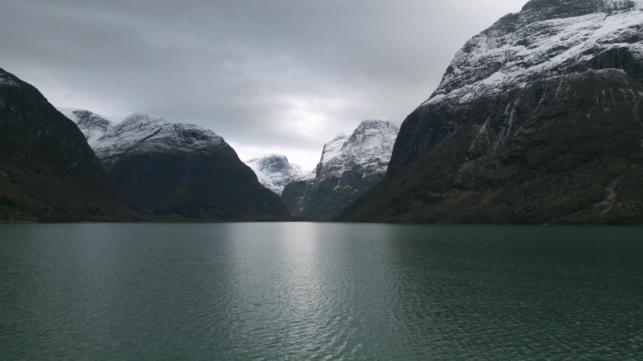 雄伟的洛瓦内特湖在挪威有雪山和多云的天空，宁静的自然景观视频素材