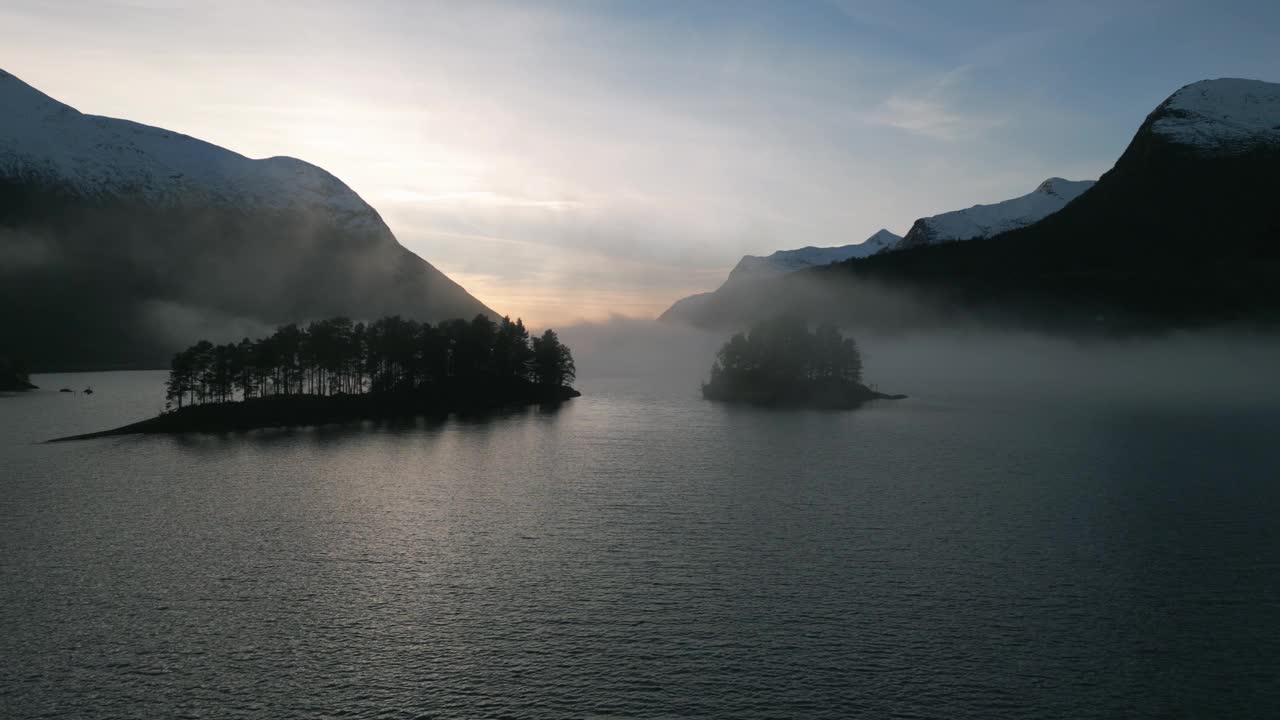 雾蒙蒙的黎明在挪威的Oppstrynsvatnet，宁静的水和山的背景，鸟瞰图视频素材