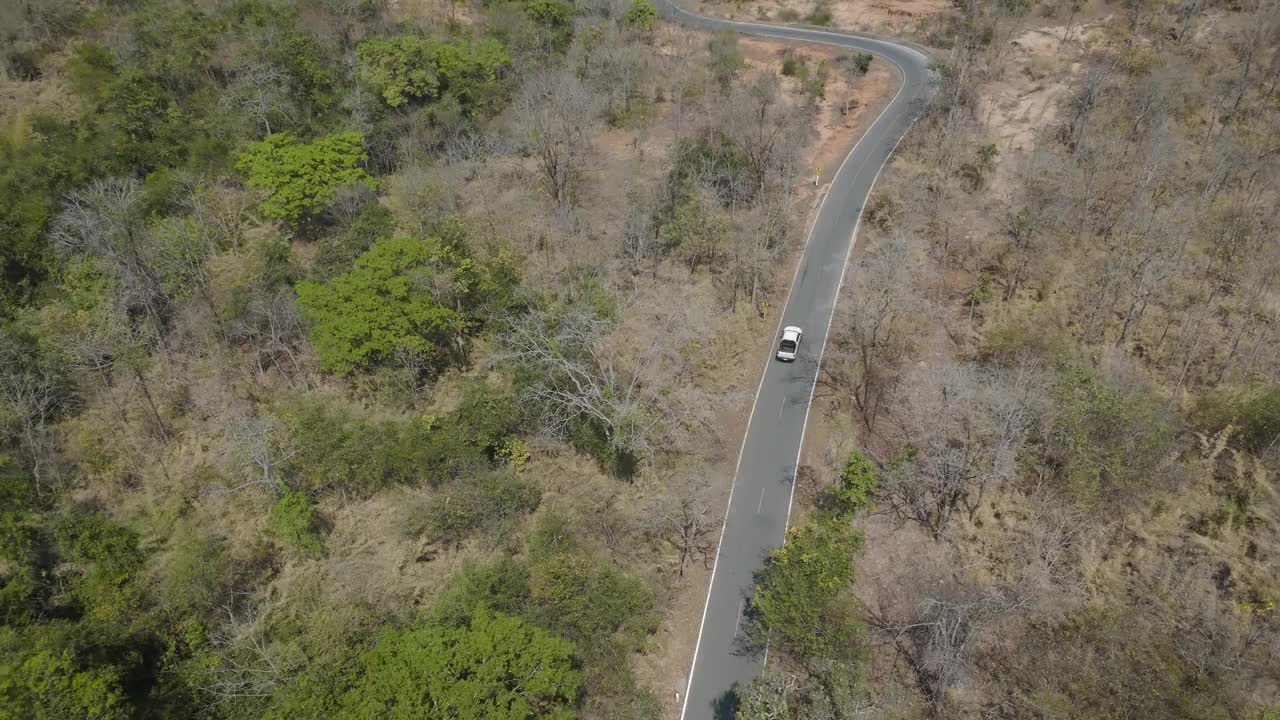 无人机拍摄鸟瞰风景，驾驶皮卡车在旱季偏僻的乡村道路上行驶视频素材