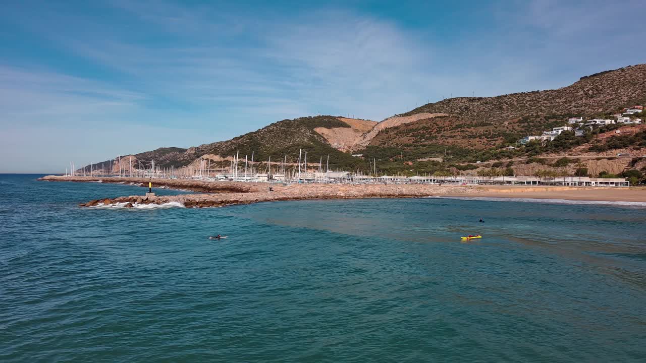 巴塞罗那吉纳斯塔港的海滨码头，蓝天下有船和山视频素材