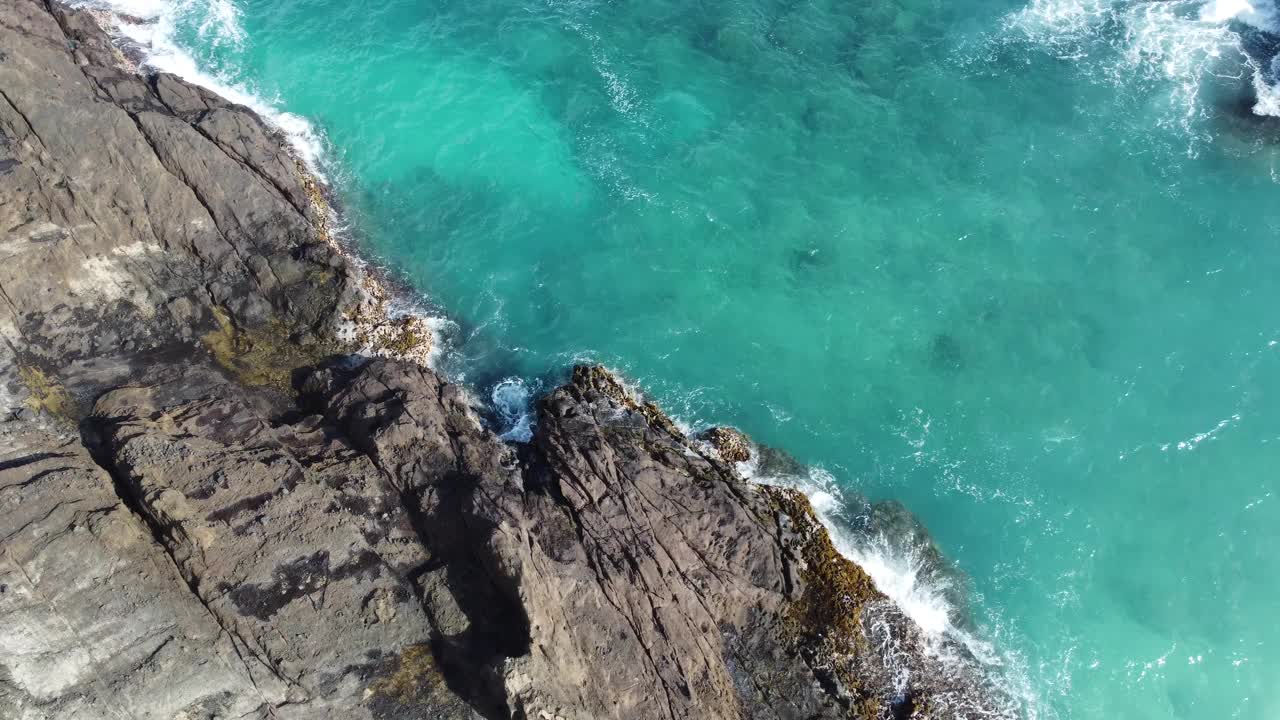 令人惊叹的空中无人机视频，太平洋碧绿的海水，海浪在夏威夷瓦胡岛的海上悬崖上坠毁。Halona气孔视频素材