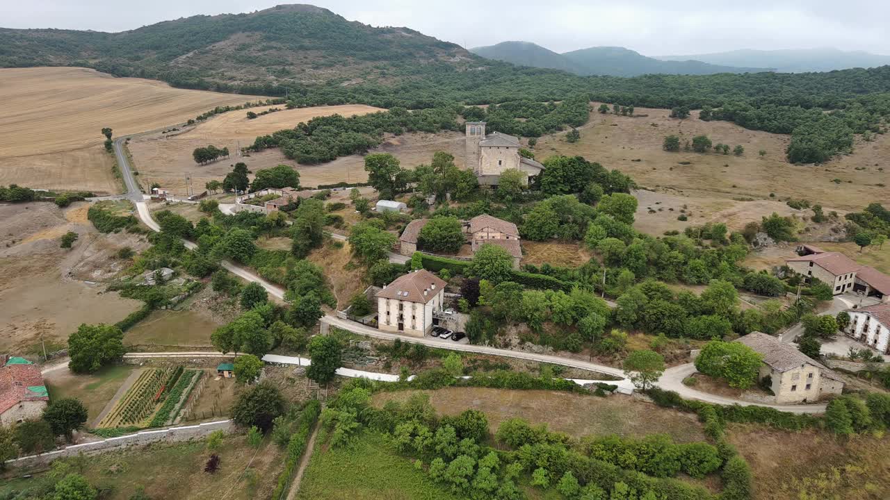 西班牙巴斯克地区的Nanclares de gamboa村，历史建筑鸟瞰图视频素材