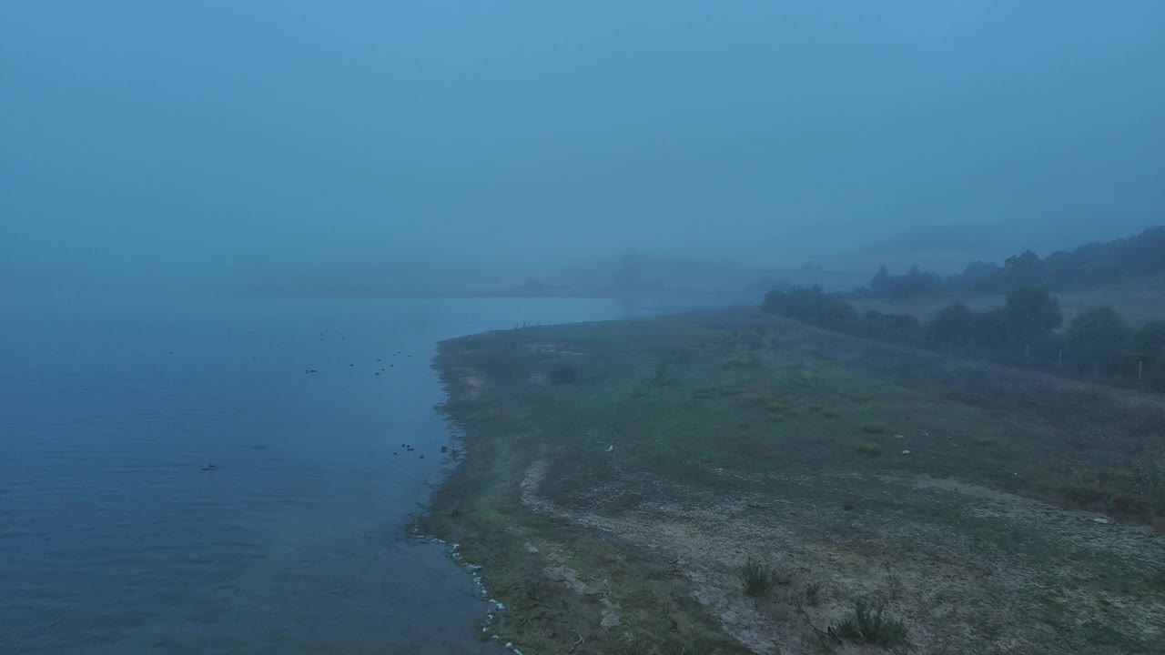 在西班牙巴斯克地区南克拉雷斯德甘博亚的湖畔，雾气蒙蒙的早晨，宁静而宁静视频素材