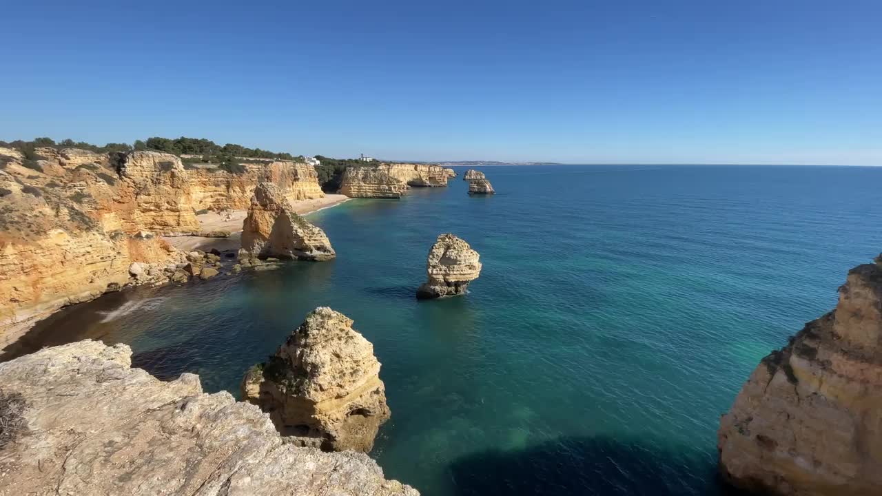 葡萄牙阿尔加维最著名的马里尼亚海滩令人惊叹的景色视频素材