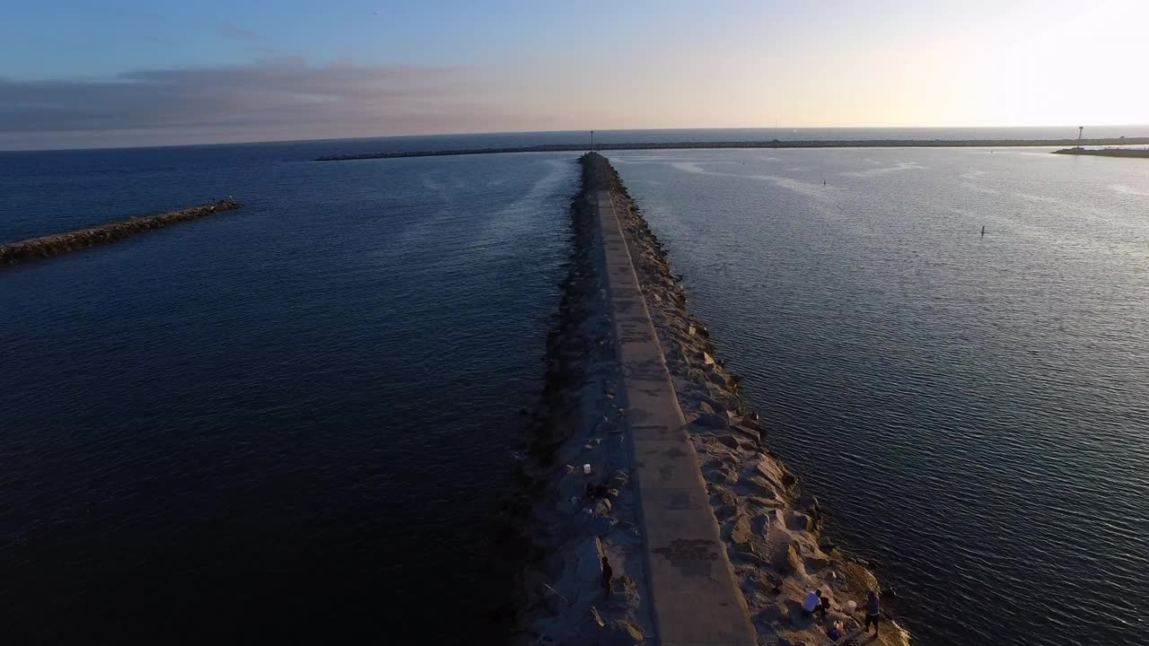 在日落时，在波浪般的海面上的航拍前景——加州的雷伊码头视频素材