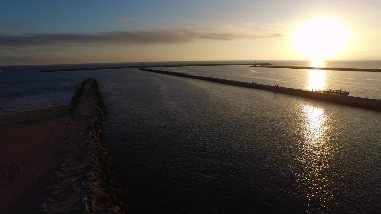 航拍在多云的天空下荡漾的大海码头风景在日落-马里纳德尔雷，加利福尼亚视频素材