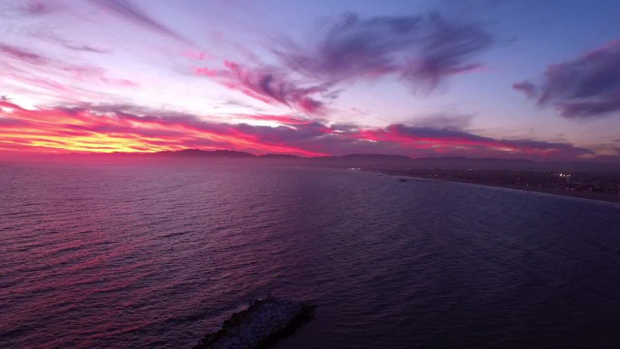 空中田园诗般的海浪在山的海景，无人机在戏剧性的云下向后飞行-马里纳德尔雷，加利福尼亚视频素材