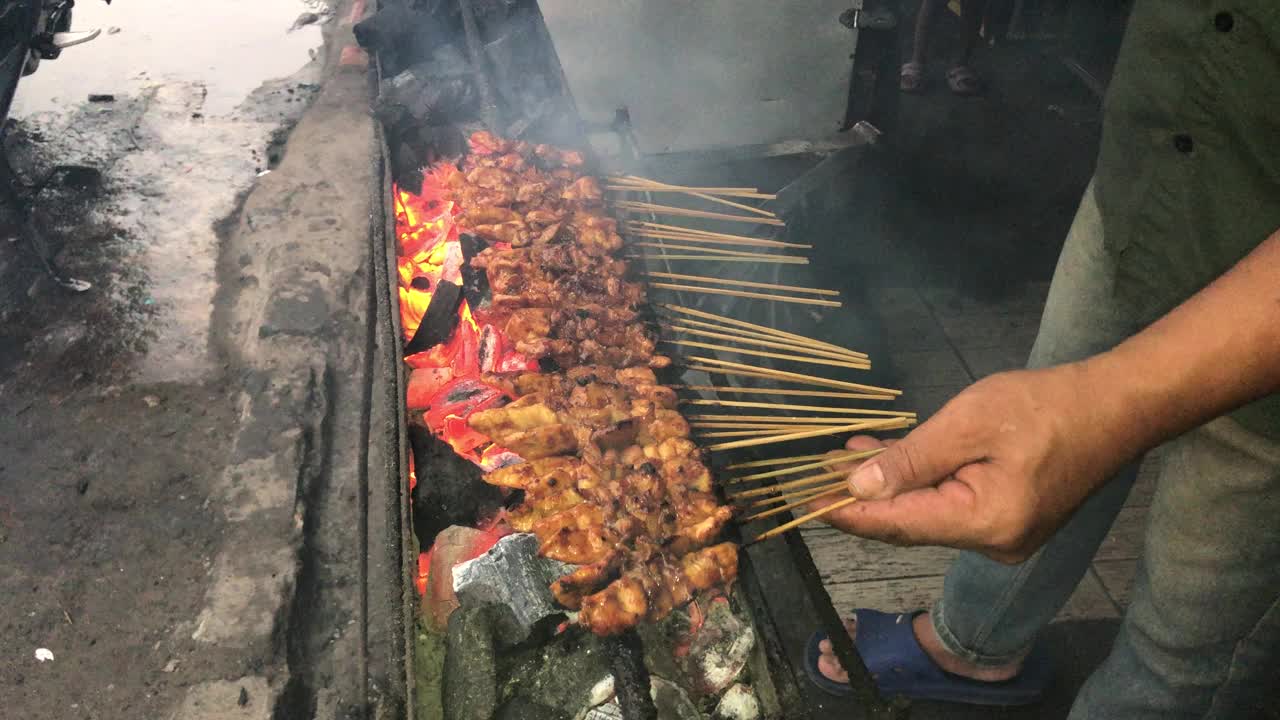 印尼街头小吃沙茶鸡。视频下载