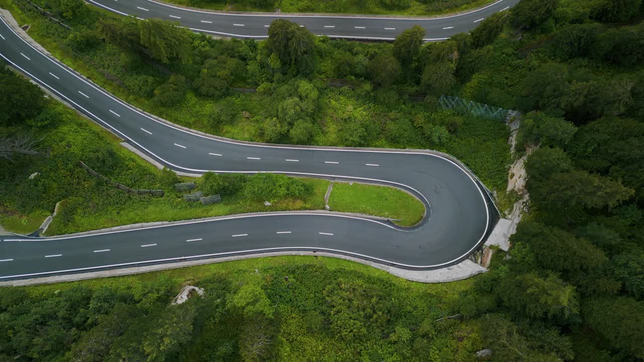 夏季多洛米蒂蛇路鸟瞰图视频素材