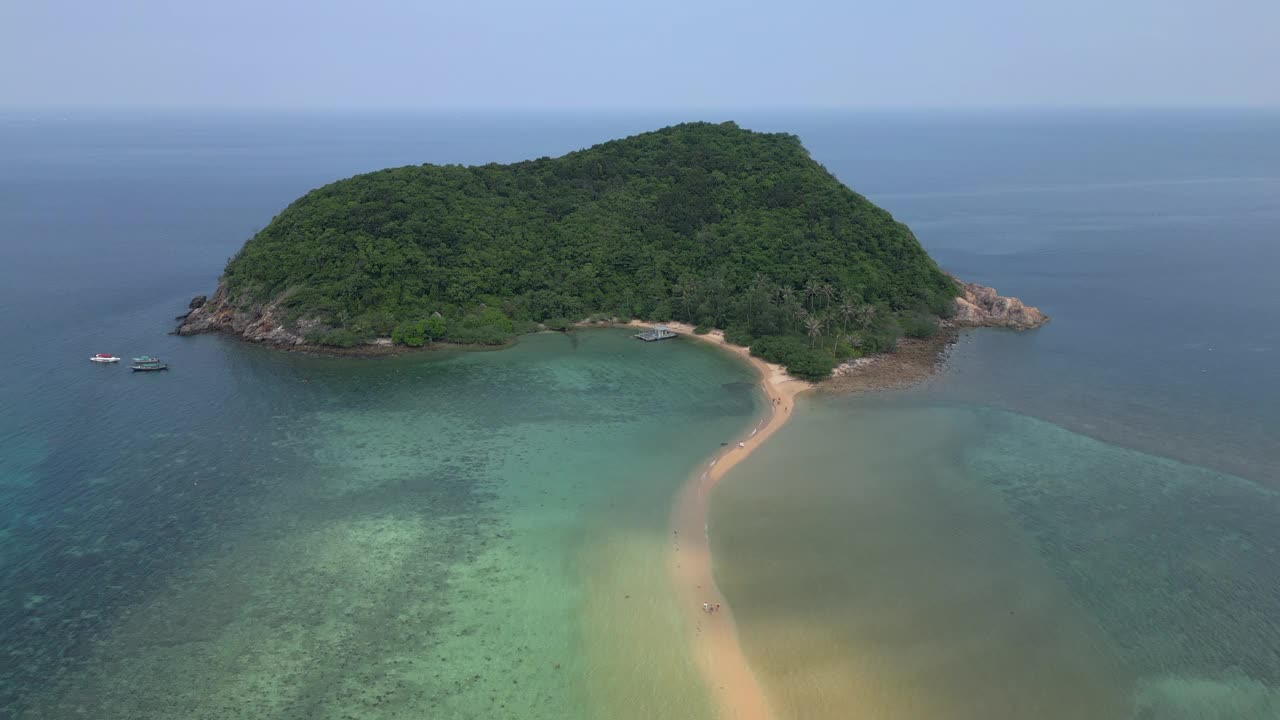 鸟瞰通往马岛的沙洲视频素材