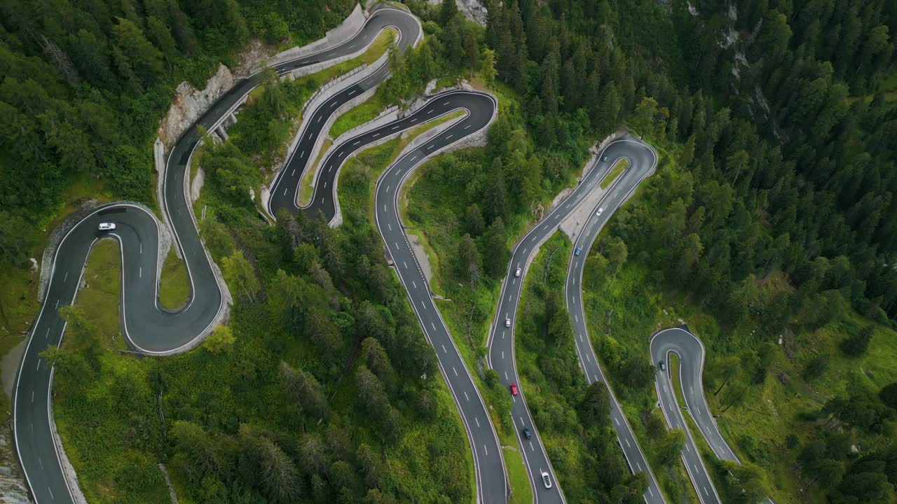 夏季多洛米蒂蛇路鸟瞰图视频素材