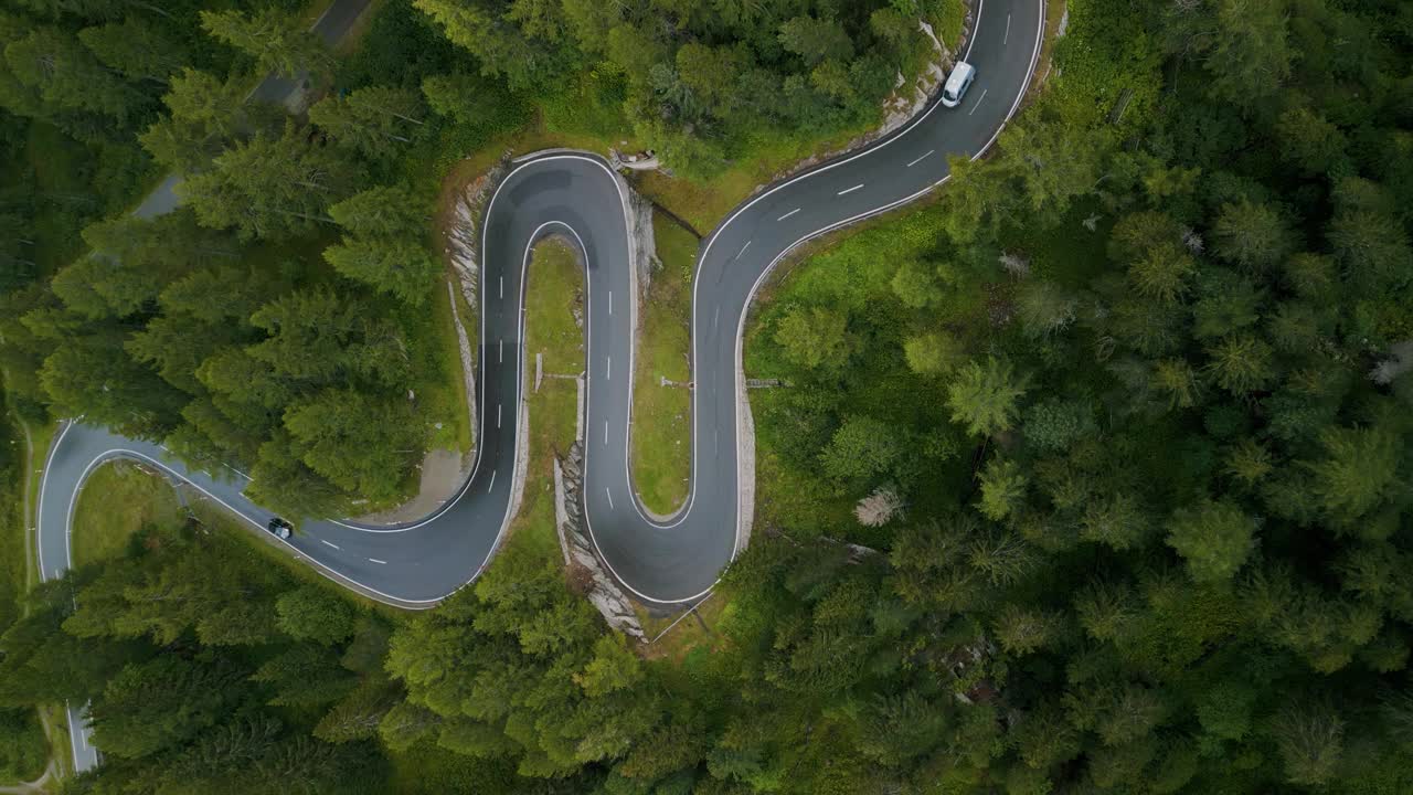 夏季多洛米蒂蛇路鸟瞰图视频素材