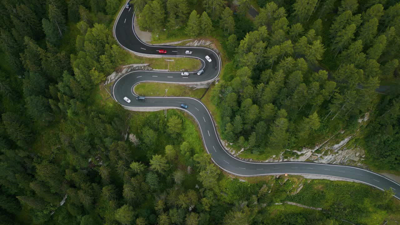 夏季多洛米蒂蛇路鸟瞰图视频素材