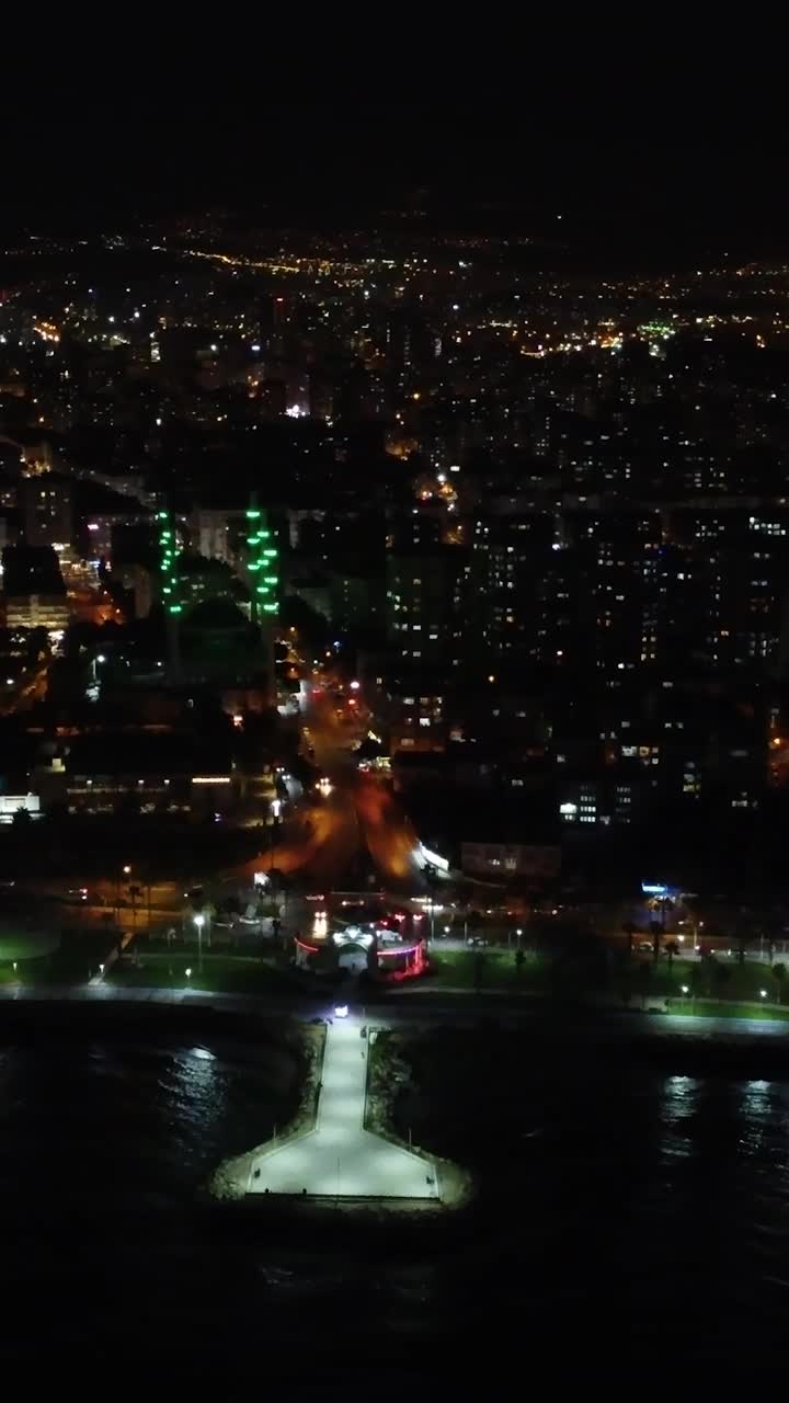 无人机拍摄夜间梅尔辛的城市景观。默尔辛的夜景，显示从上面照明的城市景观。梅尔辛的航拍画面，夜晚可以看到灯火通明的城市景观视频素材