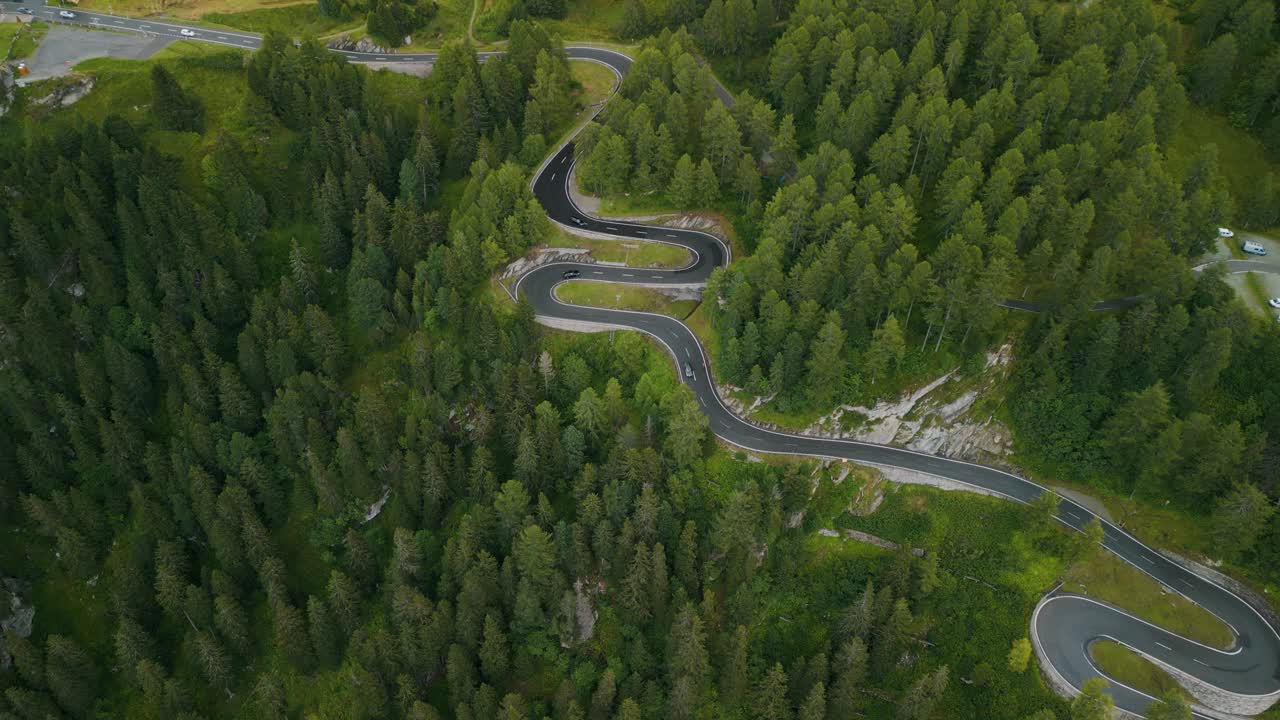 夏季多洛米蒂蛇路鸟瞰图视频素材