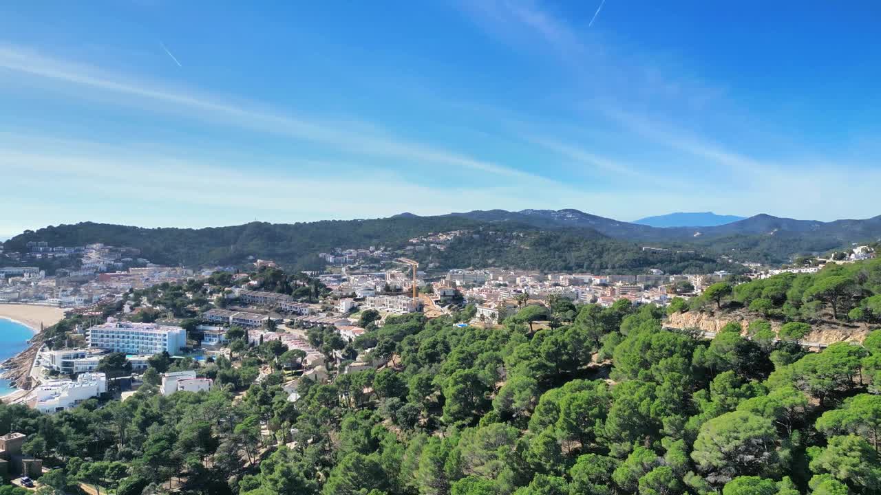 从无人机上鸟瞰tosa de Mar，山脉和大片绿地，4K视频素材