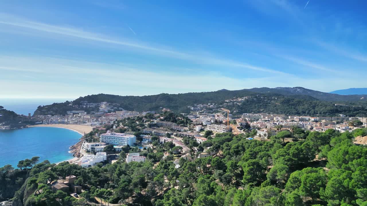 从无人机上鸟瞰tosa de Mar，山脉和大片绿地，4K视频素材