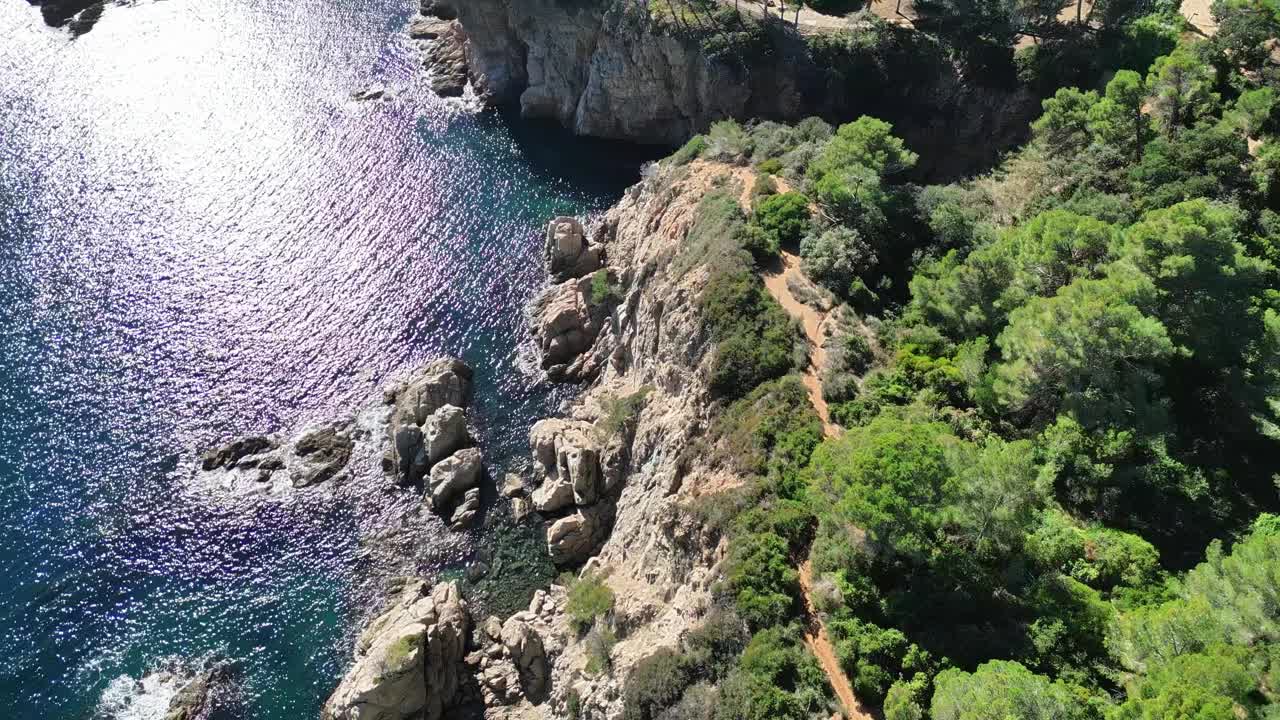 从无人机俯瞰地中海海岸线，蓝色透明的大海和悬崖，4K视频素材