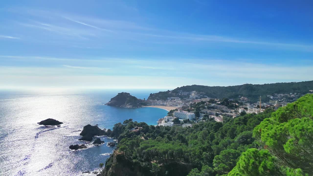 从无人机上鸟瞰tosa de Mar，山脉和大片绿地，4K视频素材