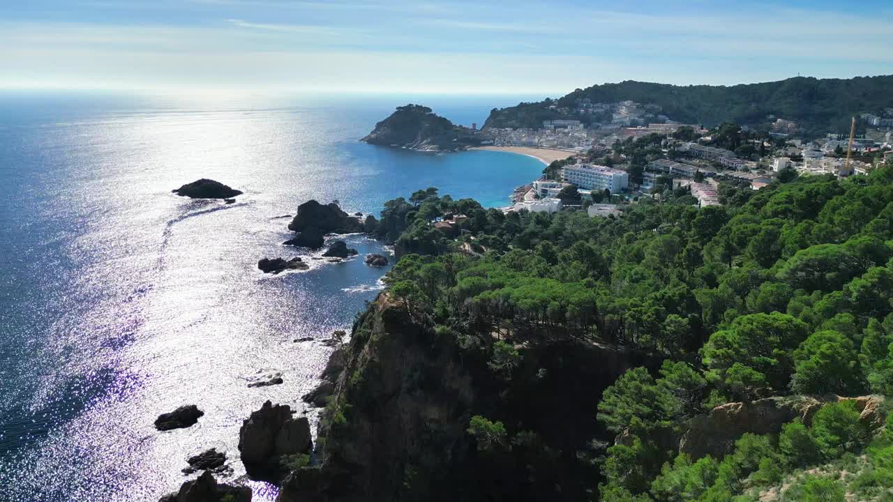 从无人机上鸟瞰tosa de Mar，山脉和大片绿地，4K视频素材