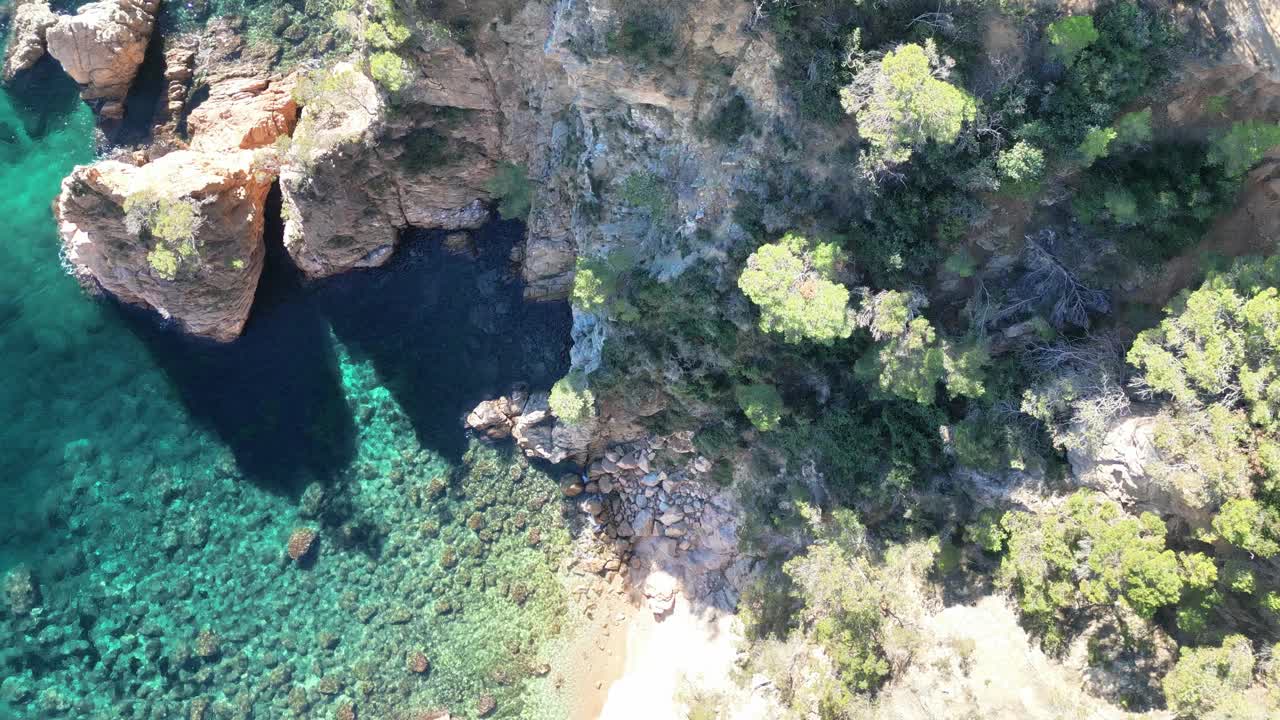 从无人机俯瞰地中海海岸线，蓝色透明的大海和悬崖，4K视频素材