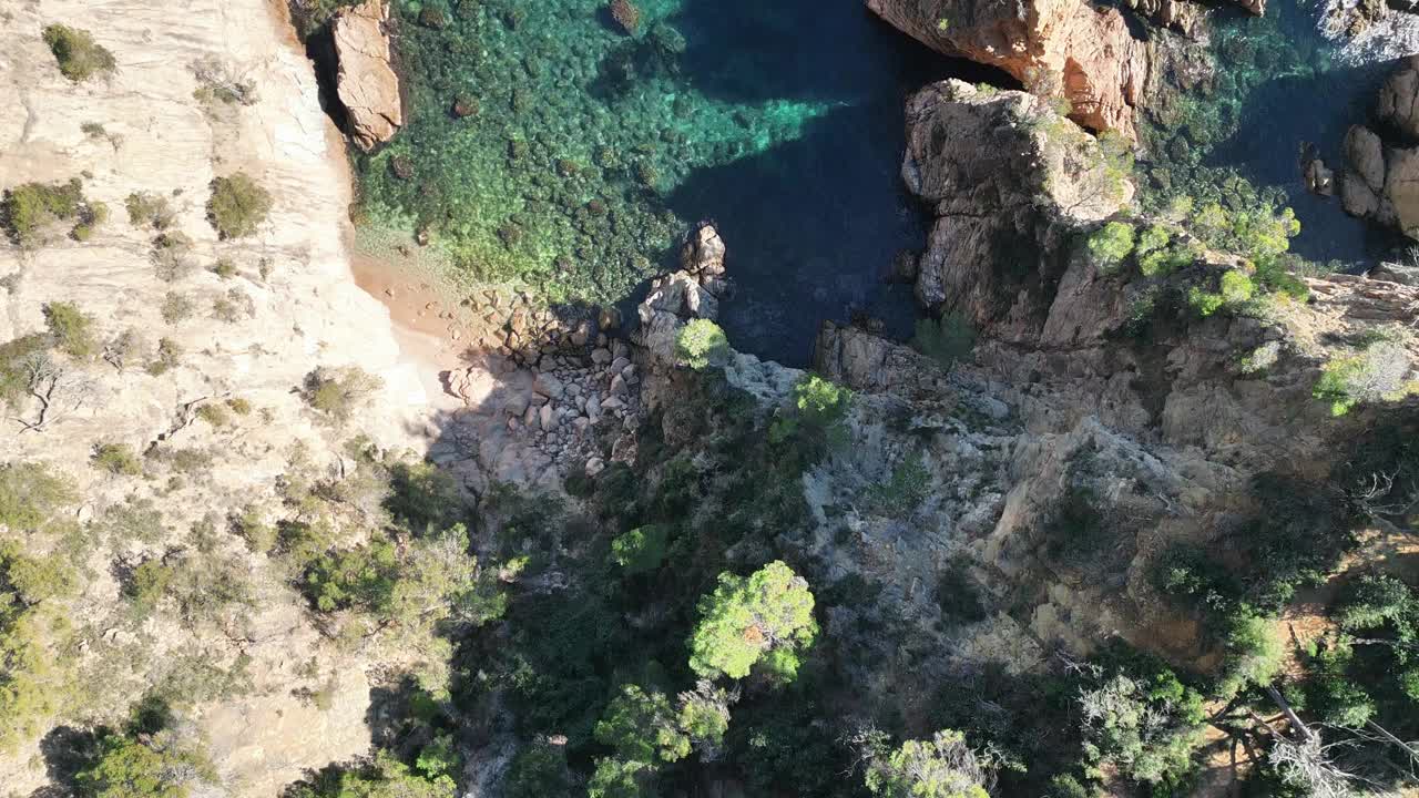 从无人机俯瞰地中海海岸线，蓝色透明的大海和悬崖，4K视频素材