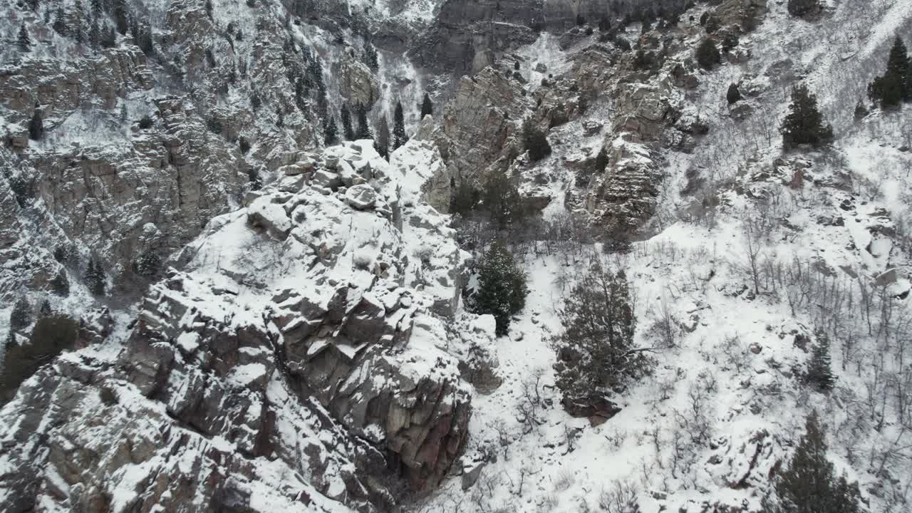 冬天在犹他州瓦萨奇山脉的美国福克峡谷上空飞行。空中拍摄视频素材