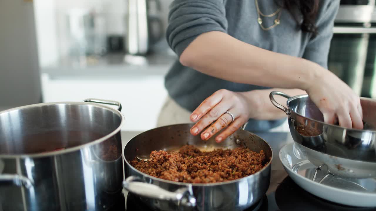 女厨师正在准备茄干和甜椒。视频下载