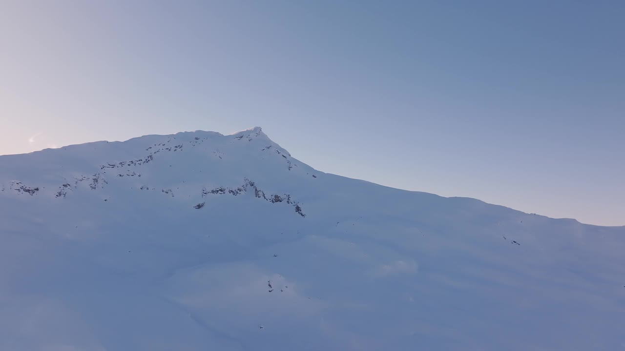 幸福的冬季魅力在群山之间。冬日光辉中的雪冠森林和阳光树。视频素材