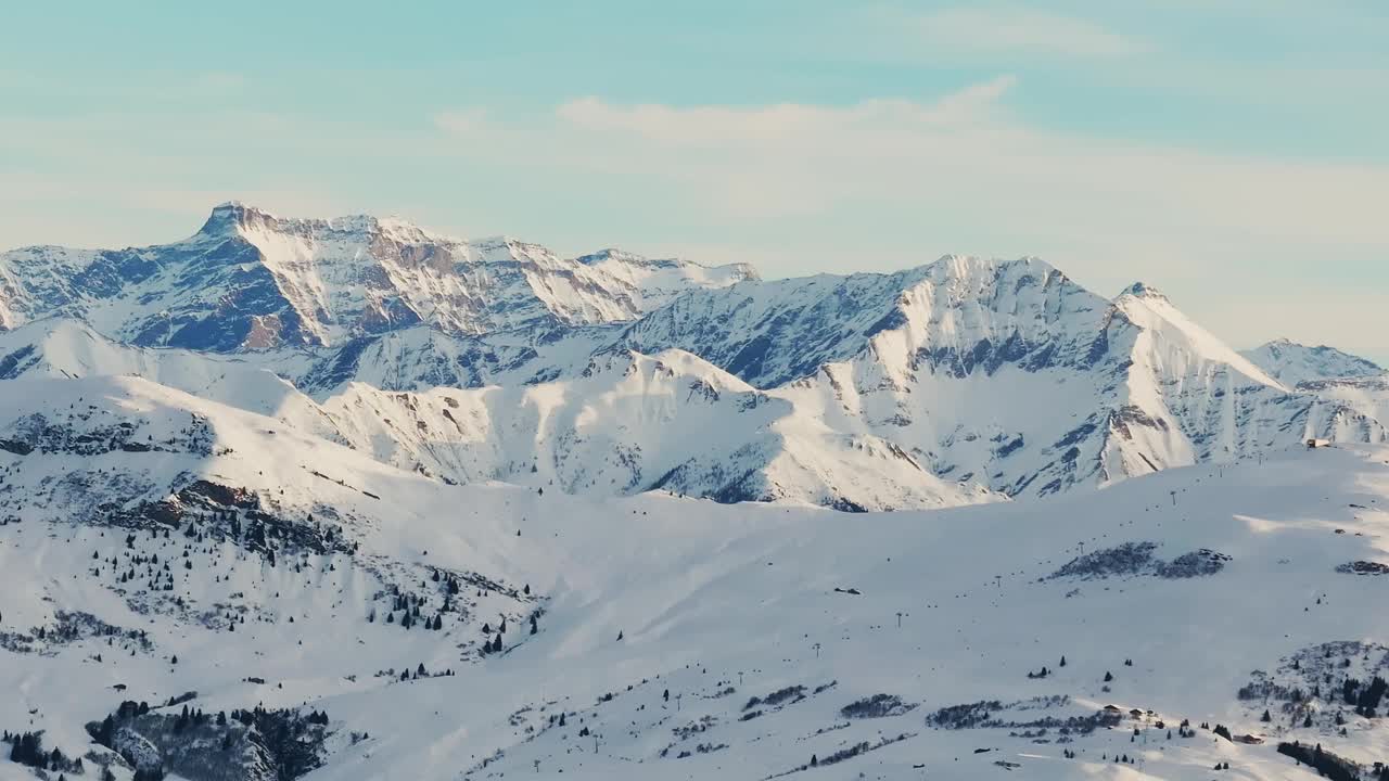 黎明时分通过无人机从上方看到的雪山轮廓。视频素材