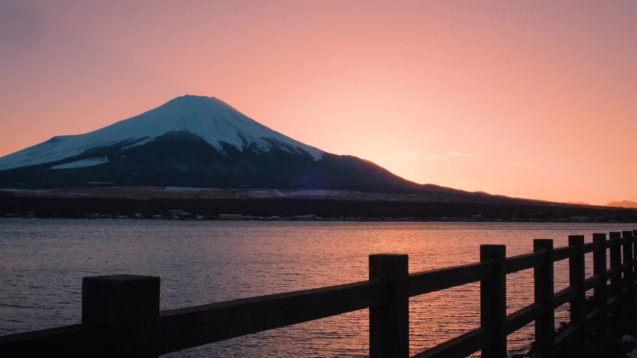 黄昏时分的富士山，落日映照在川口湖上，川口湖是游客和旅行者的地标和目的地。宁静夜晚的自然之美视频素材