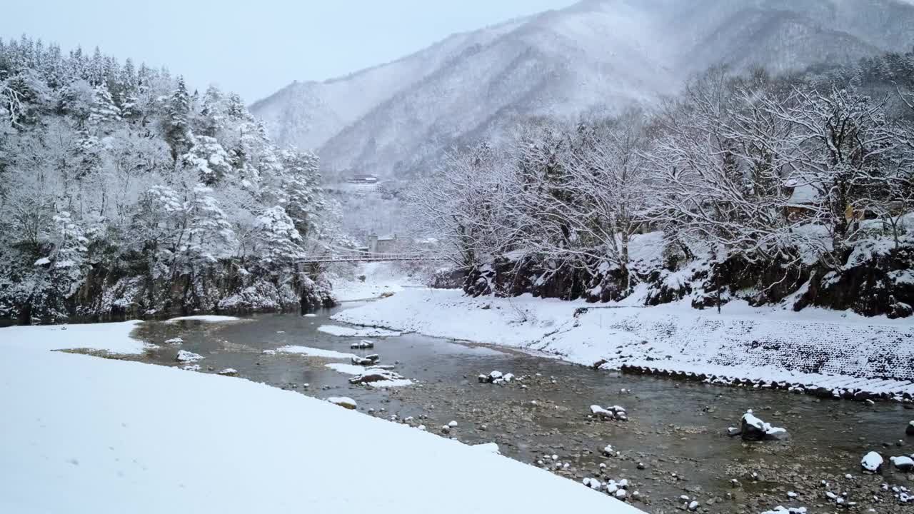 冬天，大雪覆盖了村庄和森林。平静而寒冷，无声地感到孤独和寒冷，但仍然是大自然创造的美丽。视频素材