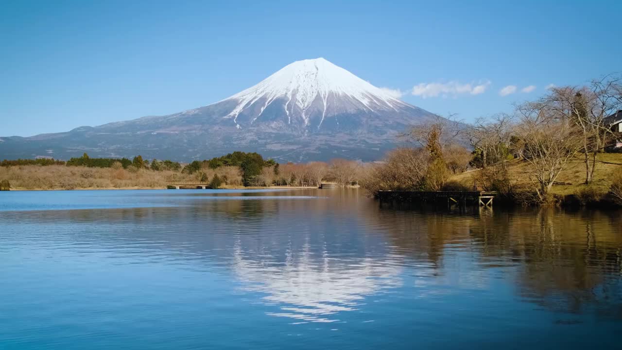 在蓝天的日子里，富士山撞击山脉，倒影在川口湖上，川口湖是游客和旅行者的地标和目的地。冬天宁静的夜晚，大自然的美视频下载