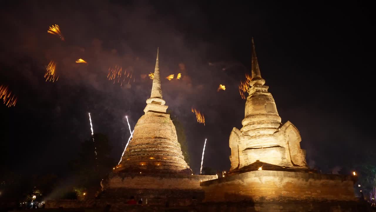 素可泰历史公园的美丽烟花庆典。夜晚的泰国佛教寺庙建筑。泰国素可泰，素可泰历史公园里的Loy kratong视频下载