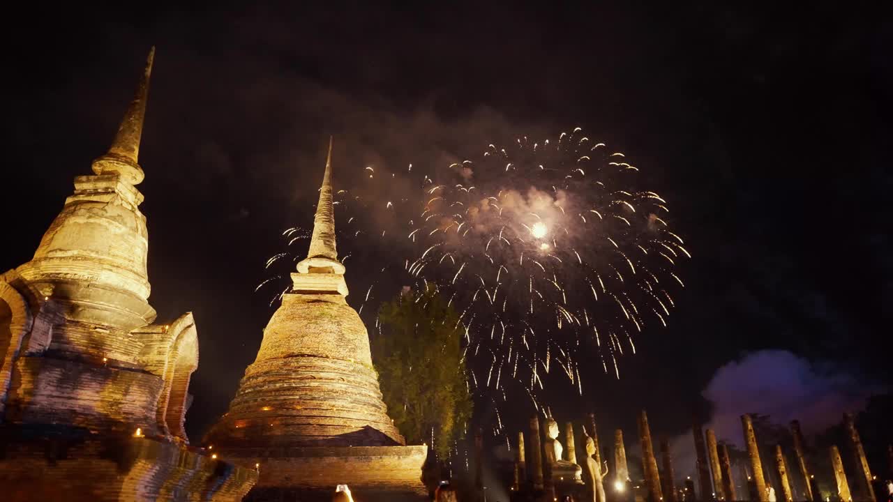 素可泰历史公园的美丽烟花庆典。夜晚的泰国佛教寺庙建筑。泰国素可泰，素可泰历史公园里的Loy kratong视频下载