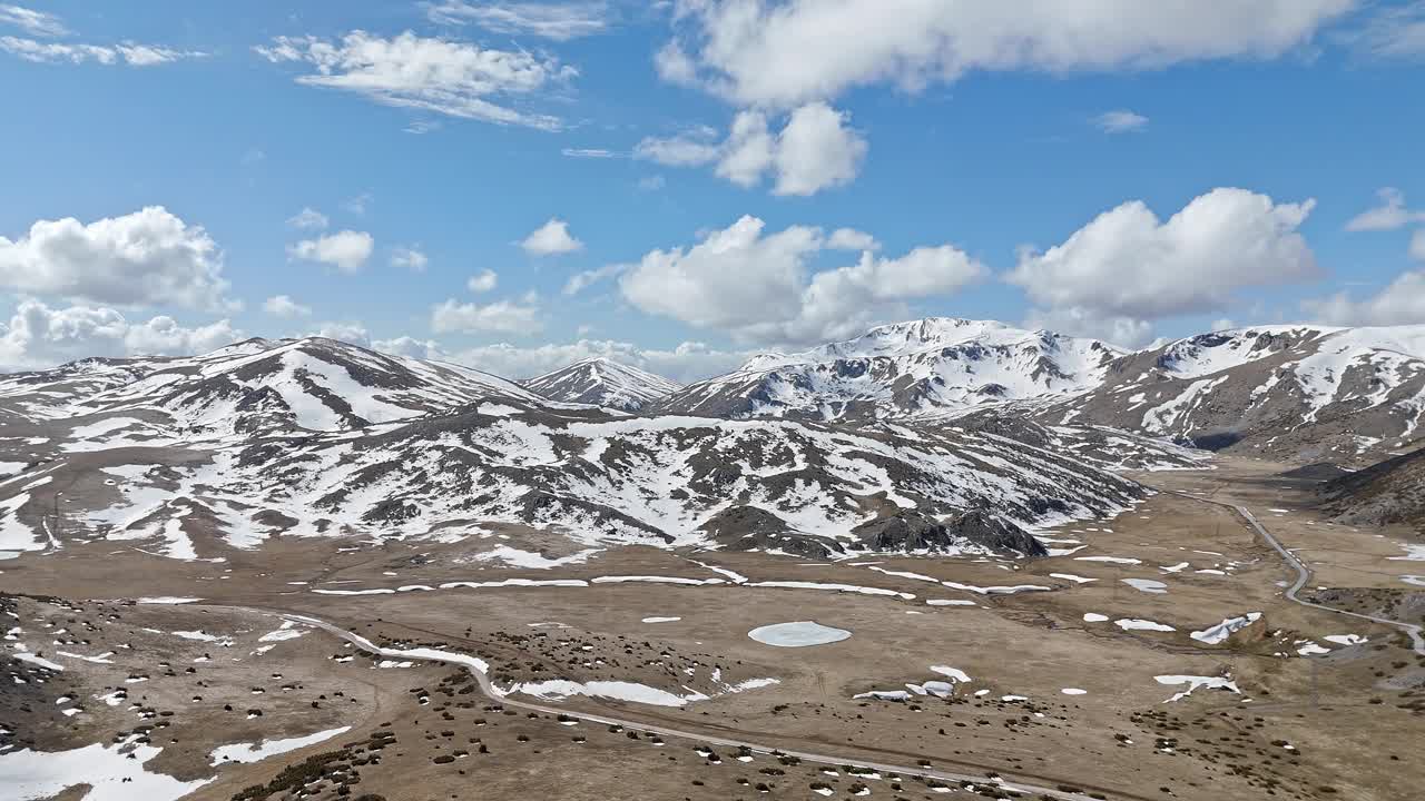 鸟瞰春天的小山丘，下着小雪视频下载