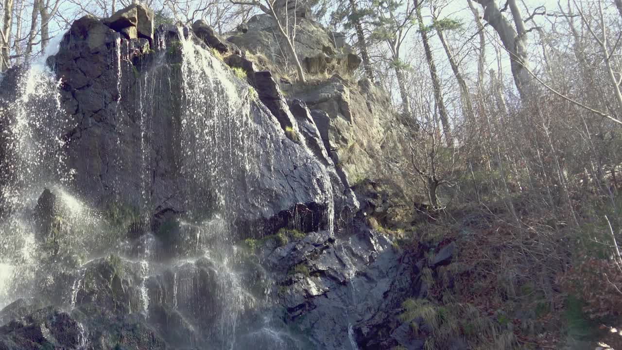 巴德哈茨堡附近哈茨山脉的拉多瀑布，在冬季结束之前，植被开始生长视频下载