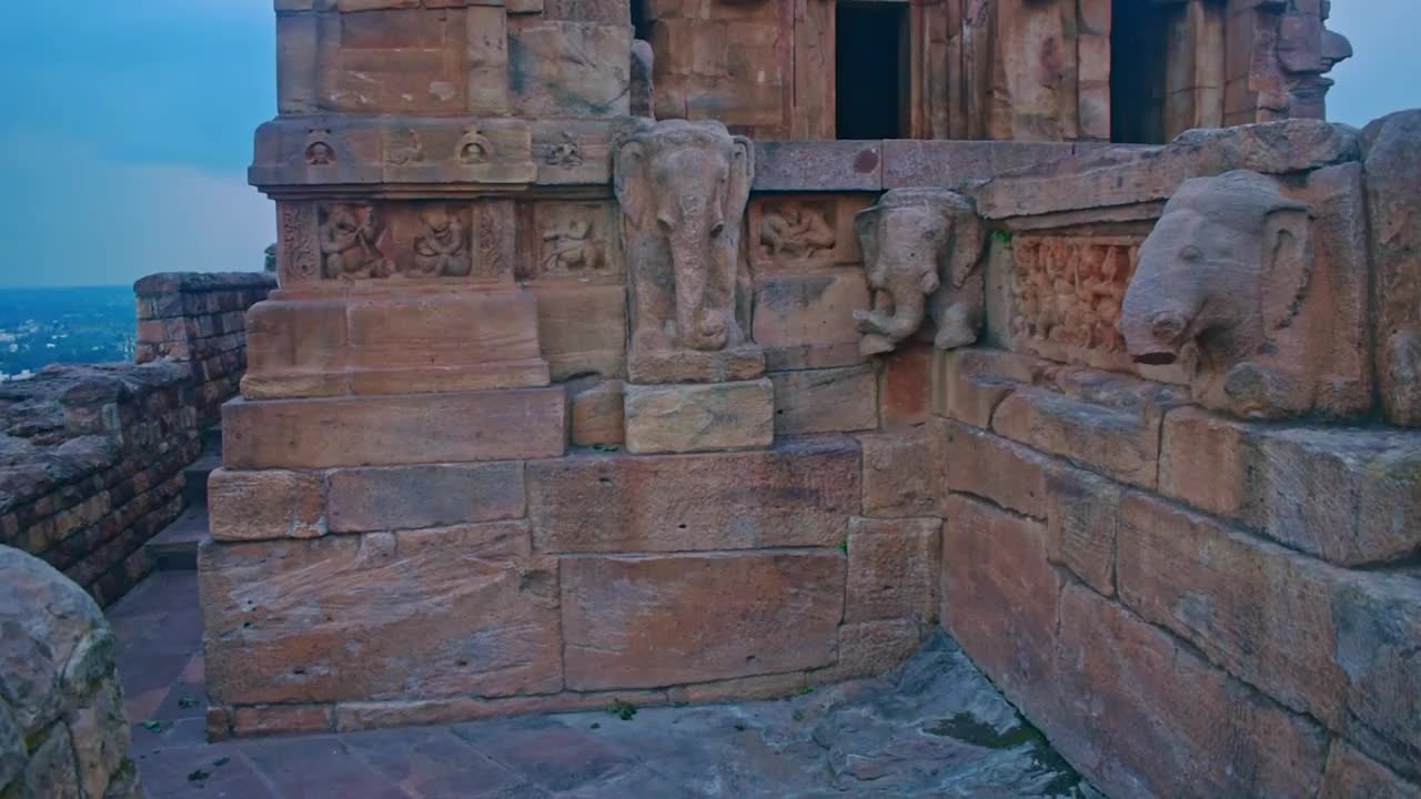 印度卡纳塔克邦巴达米的古代湿婆庙(湿婆庙上)，前景是水的倒影。视频下载