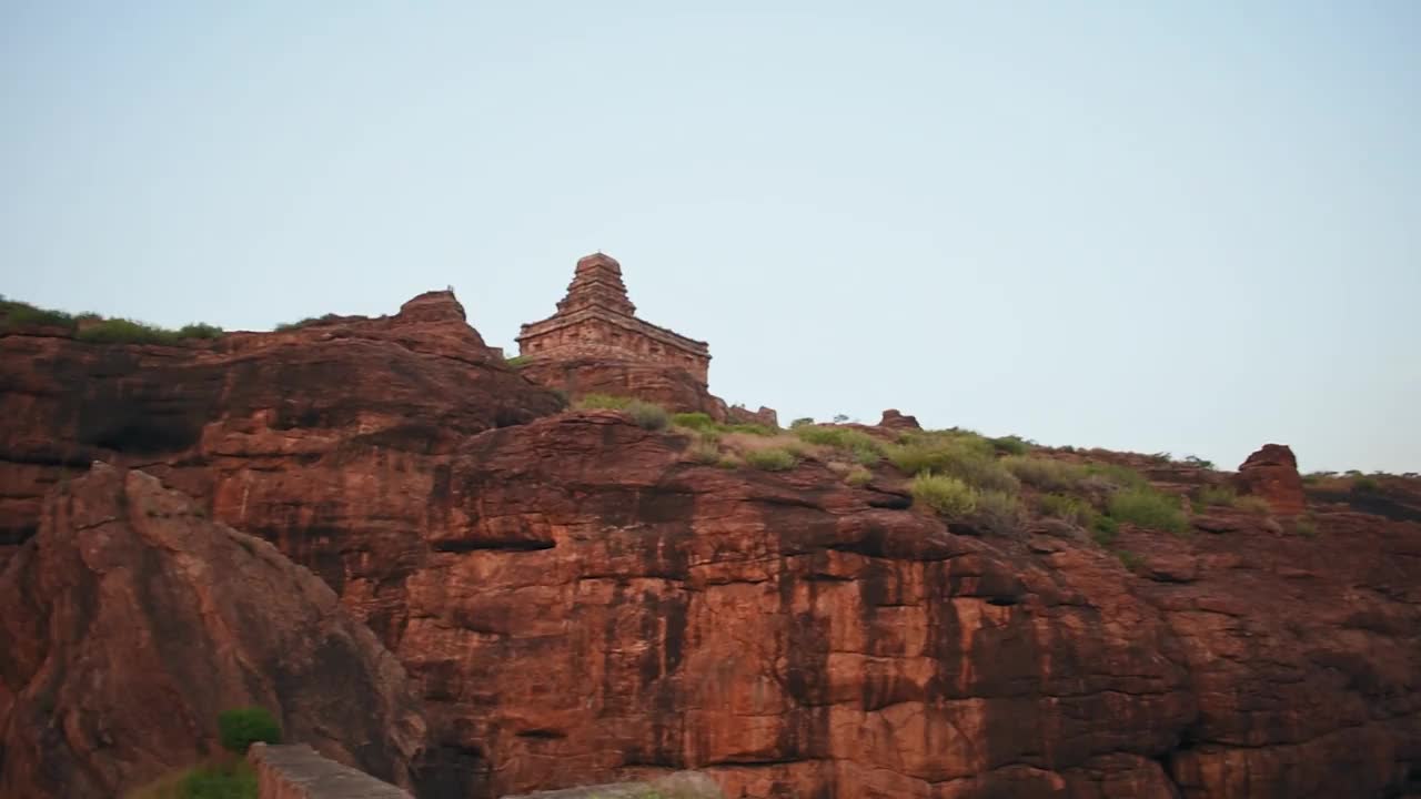 印度卡纳塔克邦的巴达米山和寺庙(联合国教科文组织世界遗产)。视频素材