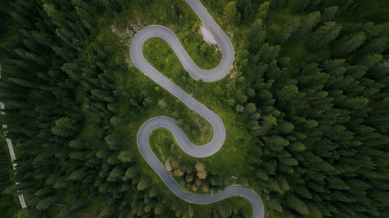 夏季多洛米蒂蛇路鸟瞰图视频素材