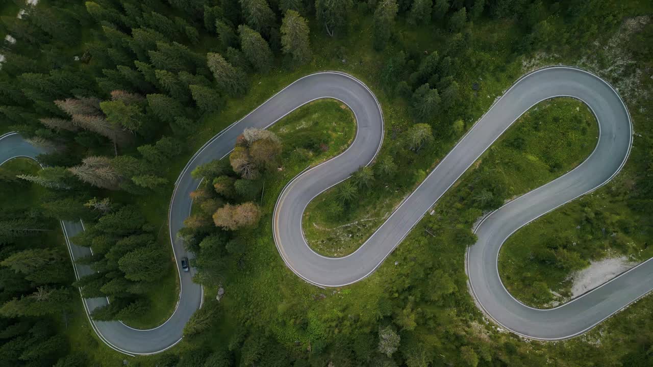 夏季多洛米蒂蛇路鸟瞰图视频素材