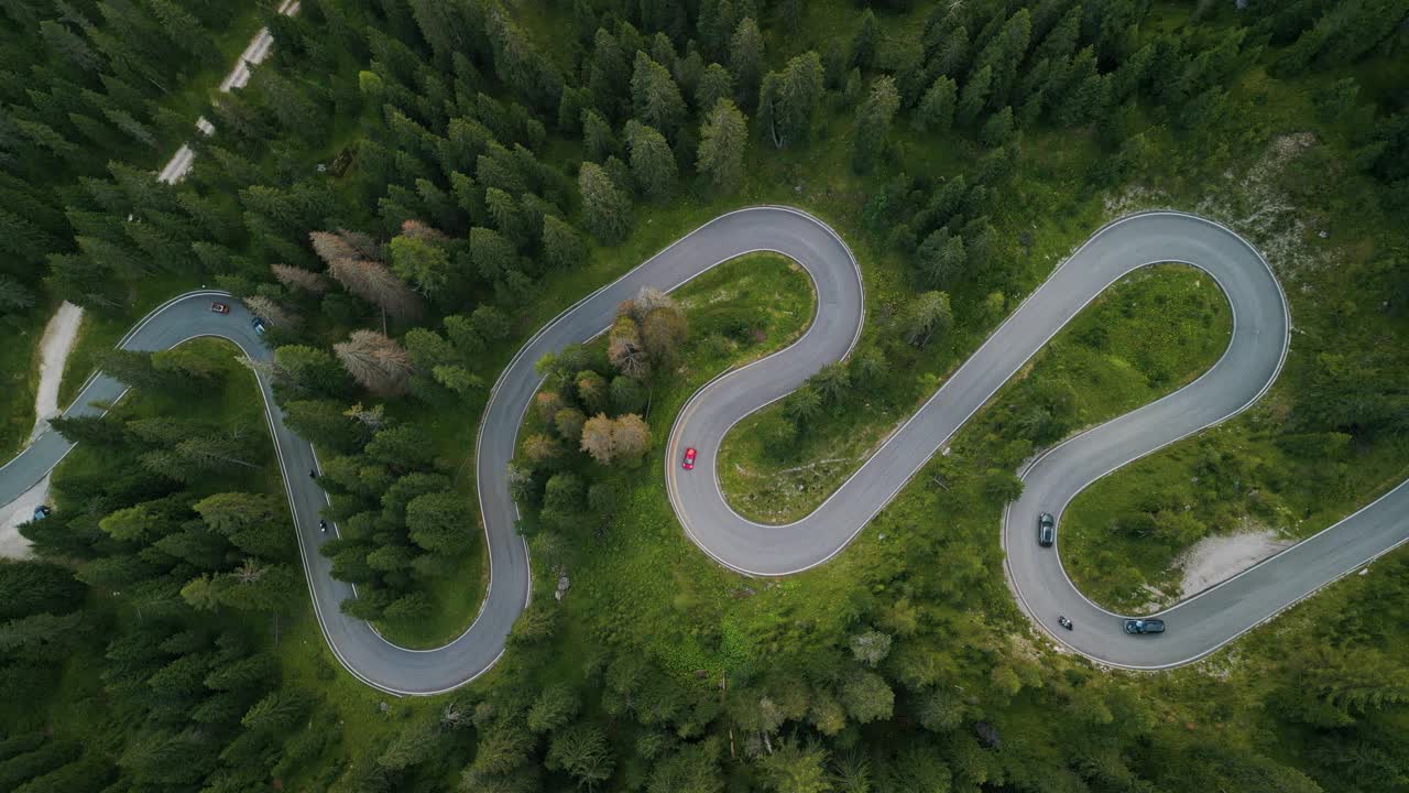 夏季多洛米蒂蛇路鸟瞰图视频素材