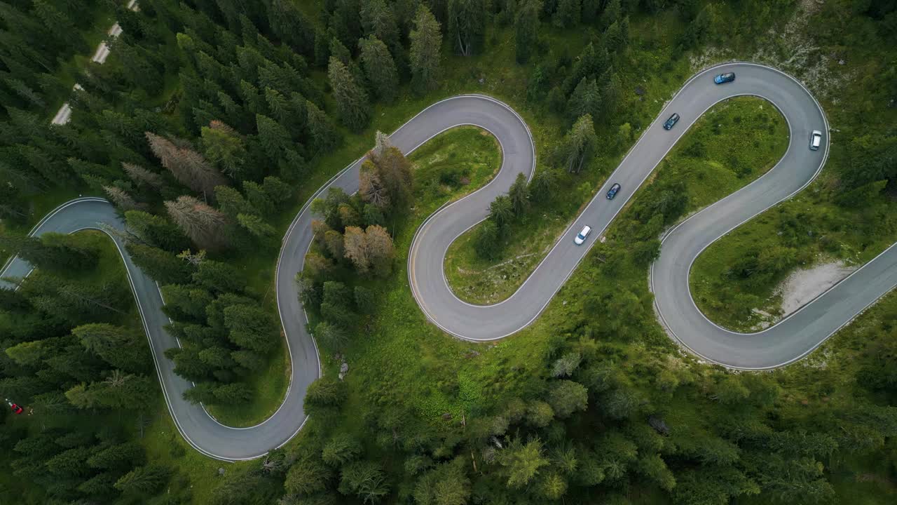 夏季多洛米蒂蛇路鸟瞰图视频素材