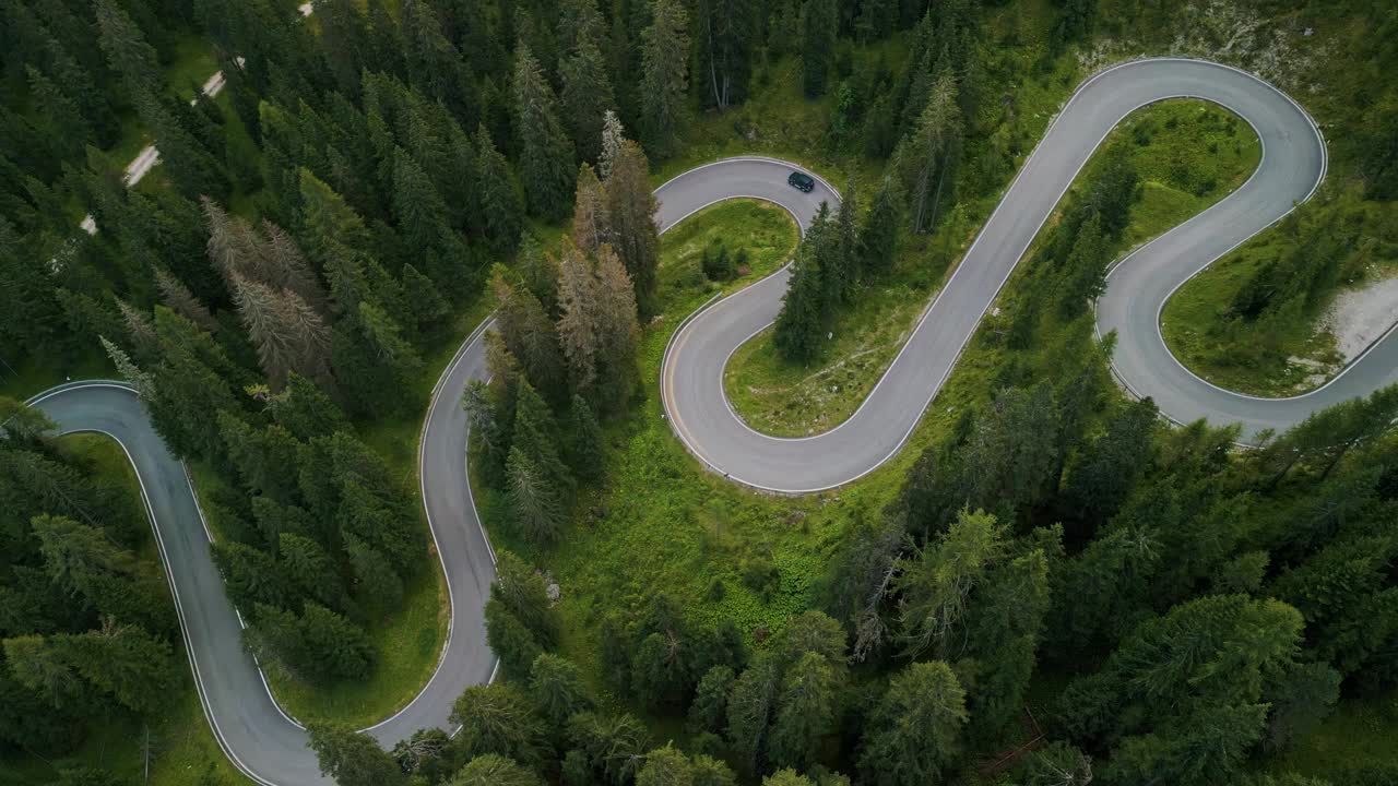 夏季多洛米蒂蛇路鸟瞰图视频素材