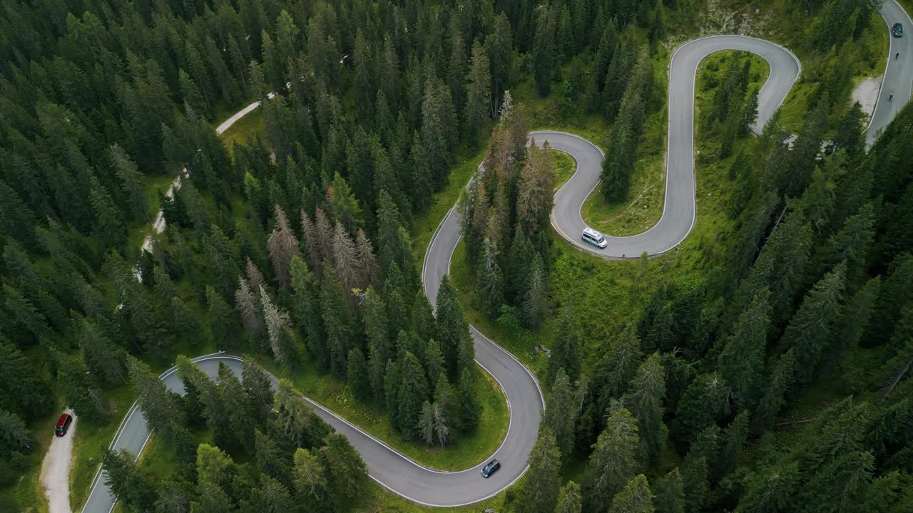 夏季多洛米蒂蛇路鸟瞰图视频素材