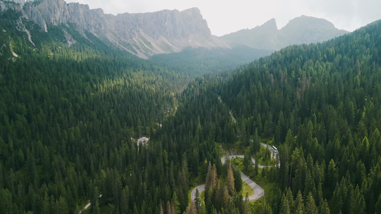 夏季多洛米蒂蛇路鸟瞰图视频素材