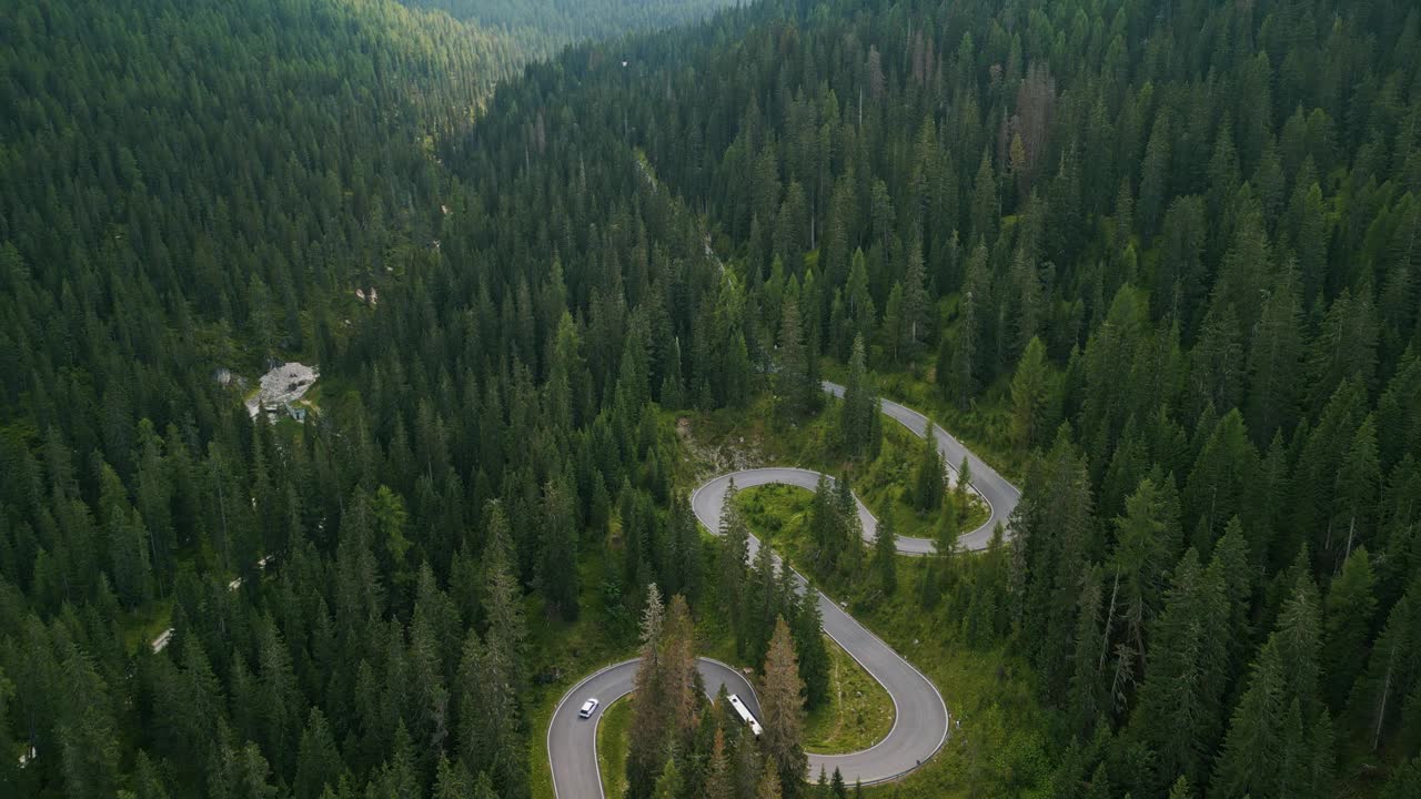 夏季多洛米蒂蛇路鸟瞰图视频素材